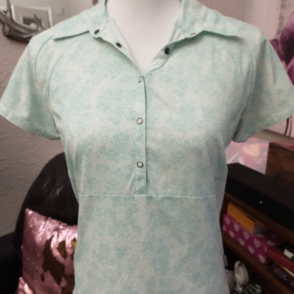 Columbia titanium top. Size small.